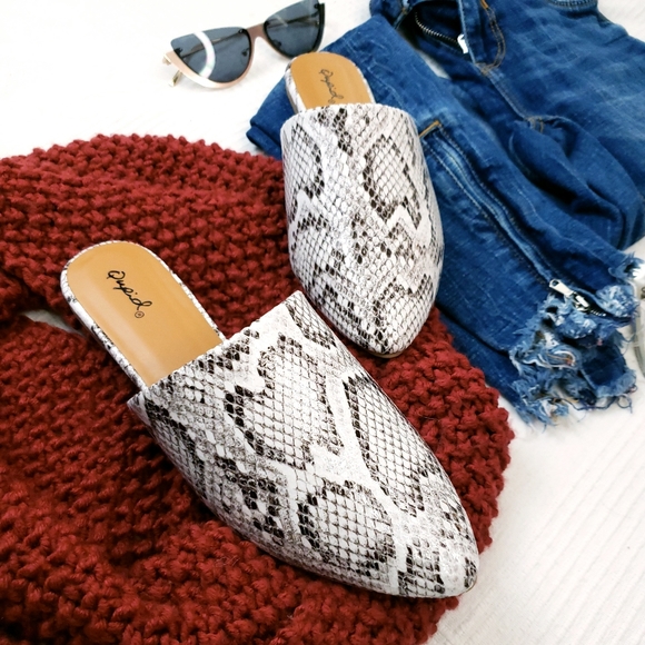 🚨END OF SUMMER SALE// snake print mule flat - Picture 3 of 5